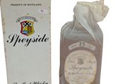 une bouteille d'alcool posée à côté d'une boîte