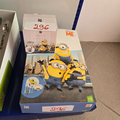 une boîte sur laquelle figure l'image de deux Minions