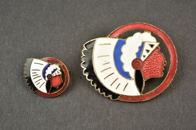 deux pin's ornés d'un motif rouge, blanc et bleu