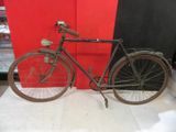 un vieux vélo exposé dans un magasin