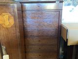 une commode en bois surmontée d'un miroir