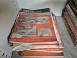 une pile de journaux posée sur un classeur