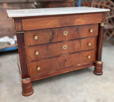 une petite commode en bois avec dessus en marbre