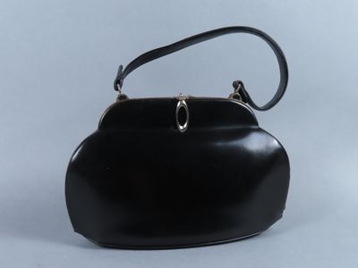 une image d'un sac à main noir sur fond blanc