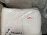un sachet de fromage posé sur une table, avec une étiquette de prix