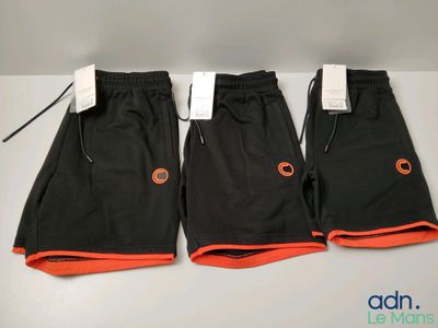trois paires de shorts noirs et orange avec des bordures orange