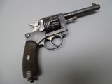 un pistolet posé sur une table