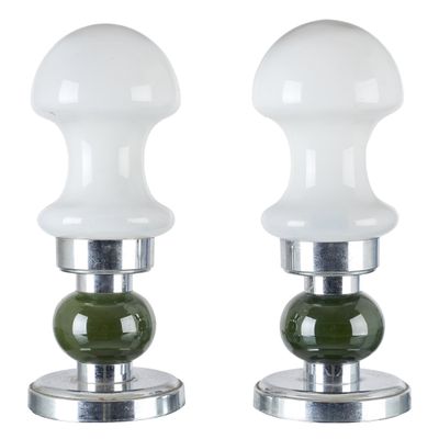 une paire de lampes de table en verre blanc et vert sur des pieds en métal