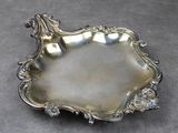 une assiette en argent antique avec un motif décoratif