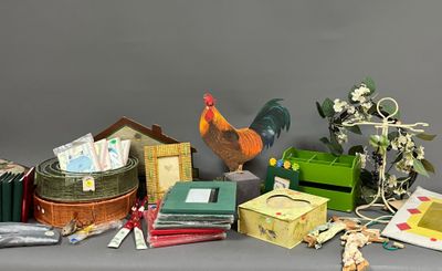 une table sur laquelle se trouvent de nombreux objets différents