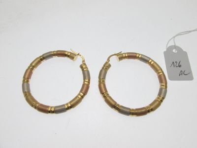 deux paires de boucles d'oreilles en or sur fond blanc