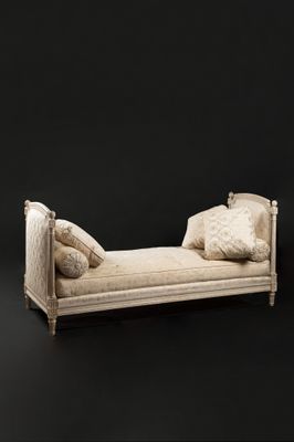 an image of a day bed with pillows on it