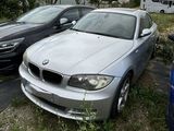 deux voitures garées l'une à côté de l'autre dans un parking
