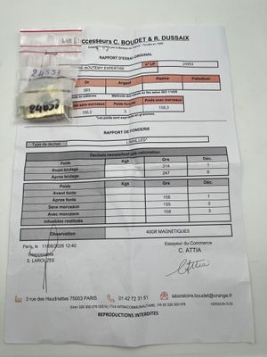 un ticket de caisse posé sur une table