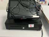 un ordinateur posé sur un bureau blanc