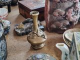 de nombreux vases différents sur la table de cette pièce