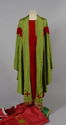 Lot comprenant une chasuble de forme gothique et on étole en…