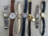 un grand nombre de montres posées sur une table
