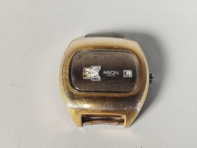 gros plan d'une montre sur une surface blanche