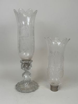deux vases en verre posés l'un à côté de l'autre sur une table