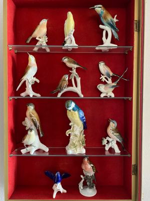 une vitrine contenant de nombreuses figurines