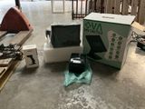 un carton contenant du matériel électronique posé par terre