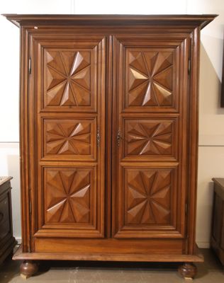Armoire en bois fruitier à décor de pointes de diamants. Epo…