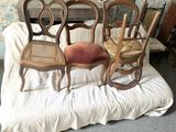 trois chaises posées sur un lit dans une chambre