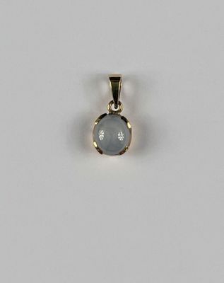 une image représentant un pendentif orné d'une pierre blanche au centre