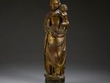 une statue en or représentant une femme tenant un enfant dans ses bras