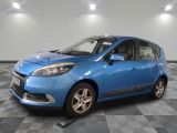 la voiture bleue est garée sur un sol en damier dans le garage