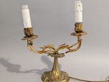 deux bougies posées sur une table