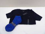 une paire de chaussettes et un t-shirt posés sur une surface blanche