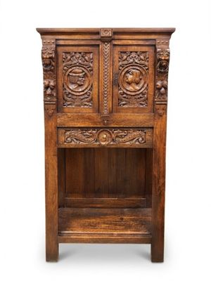 une vieille bibliothèque en bois ornée de sculptures sur la façade