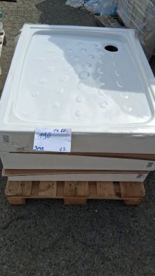 une baignoire blanche posée sur une palette