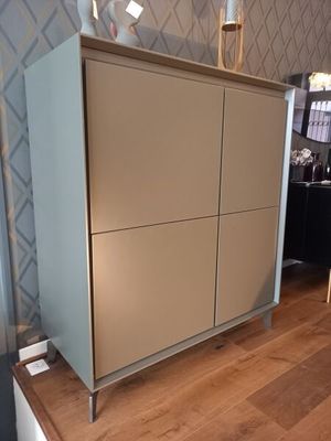 PRESOTTO : Meuble en médium gris à 4 portes. 2 étagères en v…