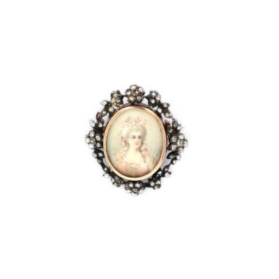 un gros plan d'une bague sur laquelle figure l'image d'une femme