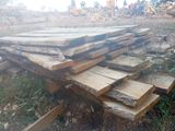de nombreuses pièces de bois empilées les unes sur les autres