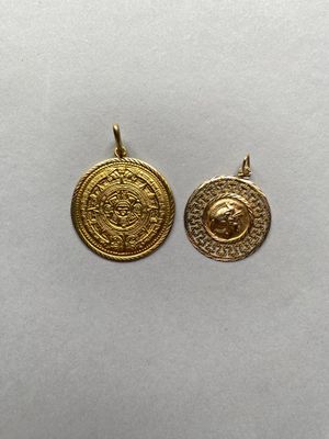 une paire de pièces d'or sur lesquelles est représentée une tête de lion