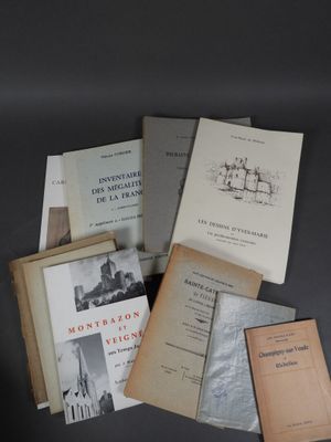 plusieurs livres sont empilés sur une table
