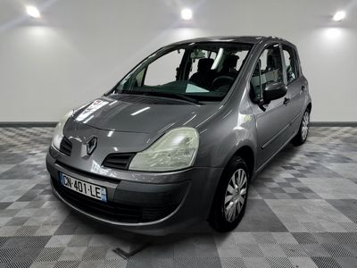 la photo d'une voiture grise garée dans un garage