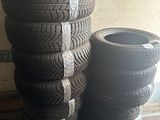 plusieurs pneus empilés les uns sur les autres sur une palette