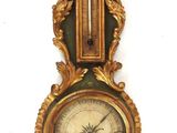 une horloge accrochée au mur