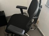 a black office chair that is in the corner of a room