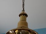 une lampe suspendue au plafond de la pièce