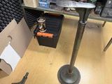 une table avec des outils dans une pièce