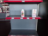 de nombreux sacs de croquettes pour chiens sur les rayons du magasin