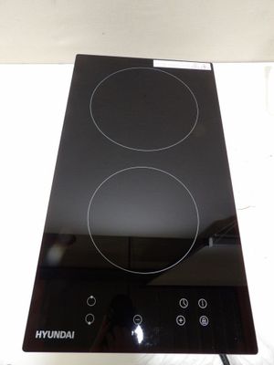une cuisinière noire à trois brûleurs