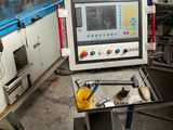 une machine posée sur une table dans une pièce
