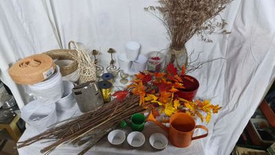 une table sur laquelle sont posés un bouquet de fleurs et d'autres objets